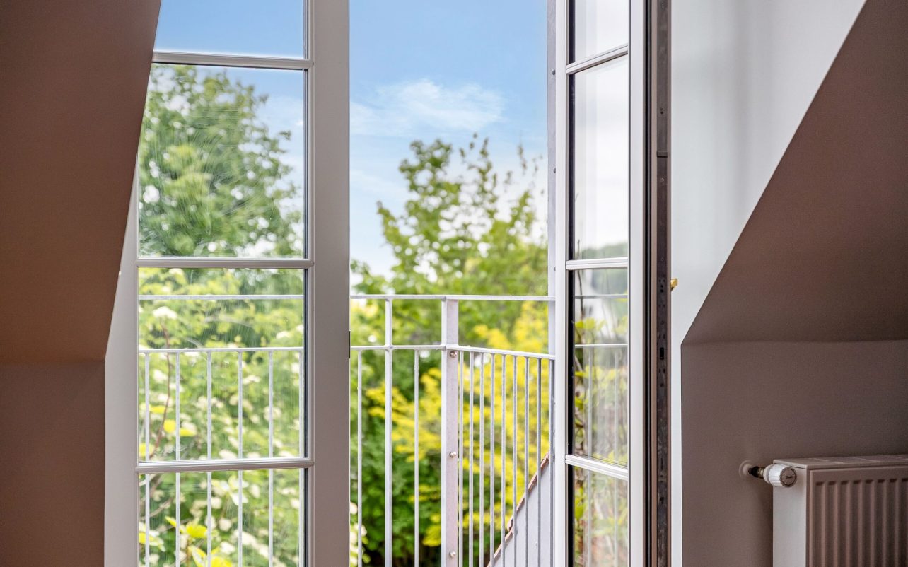 Udgang til lille terrasse fra soveværelse