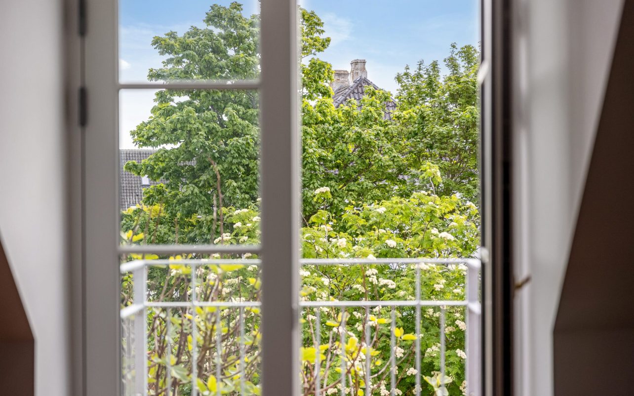 Udgang til lille terrasse fra soveværelse