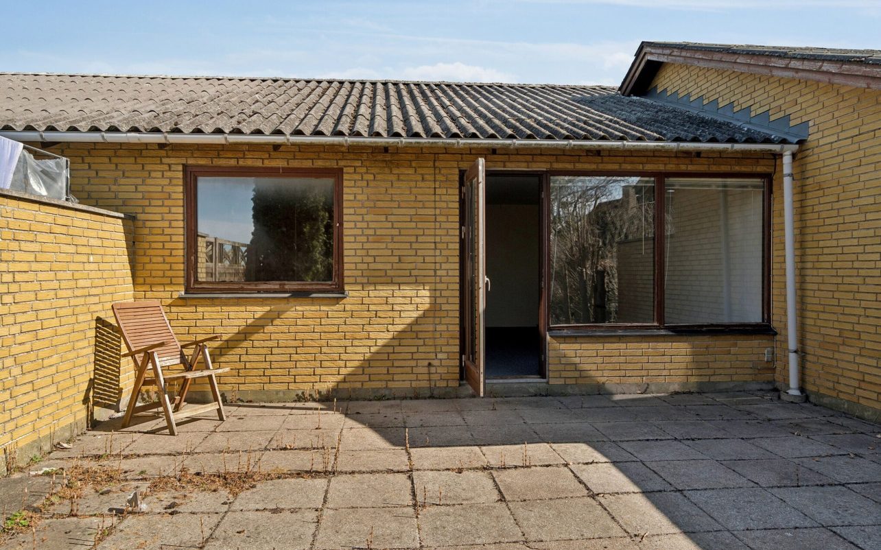 Ejendommen & terrasse