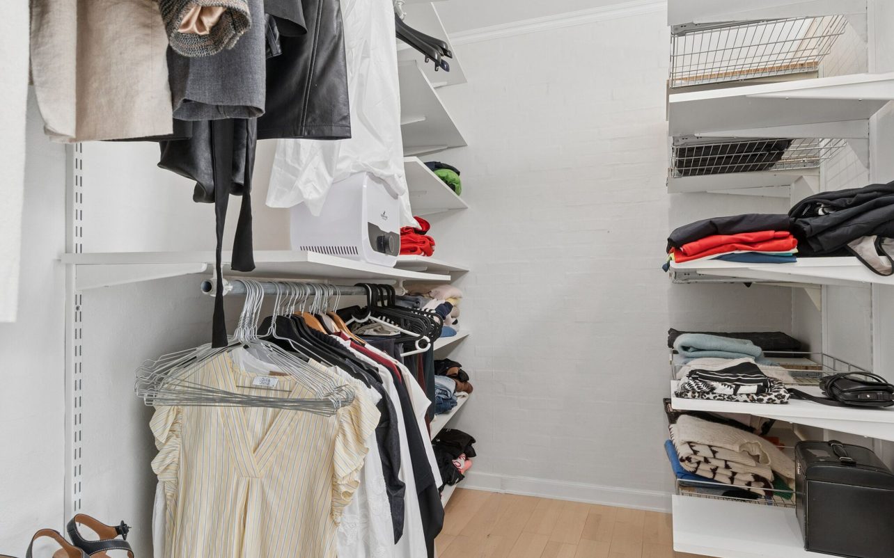 Walk-in-closet