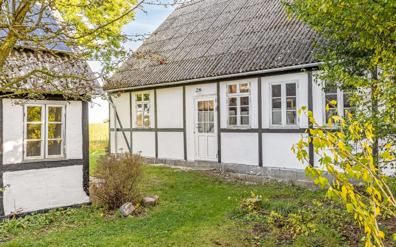 Boligen og udhuset