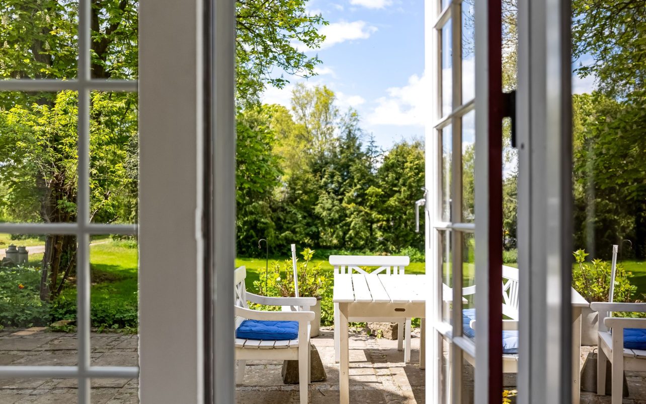 Udgang til terrasse fra øverstestue